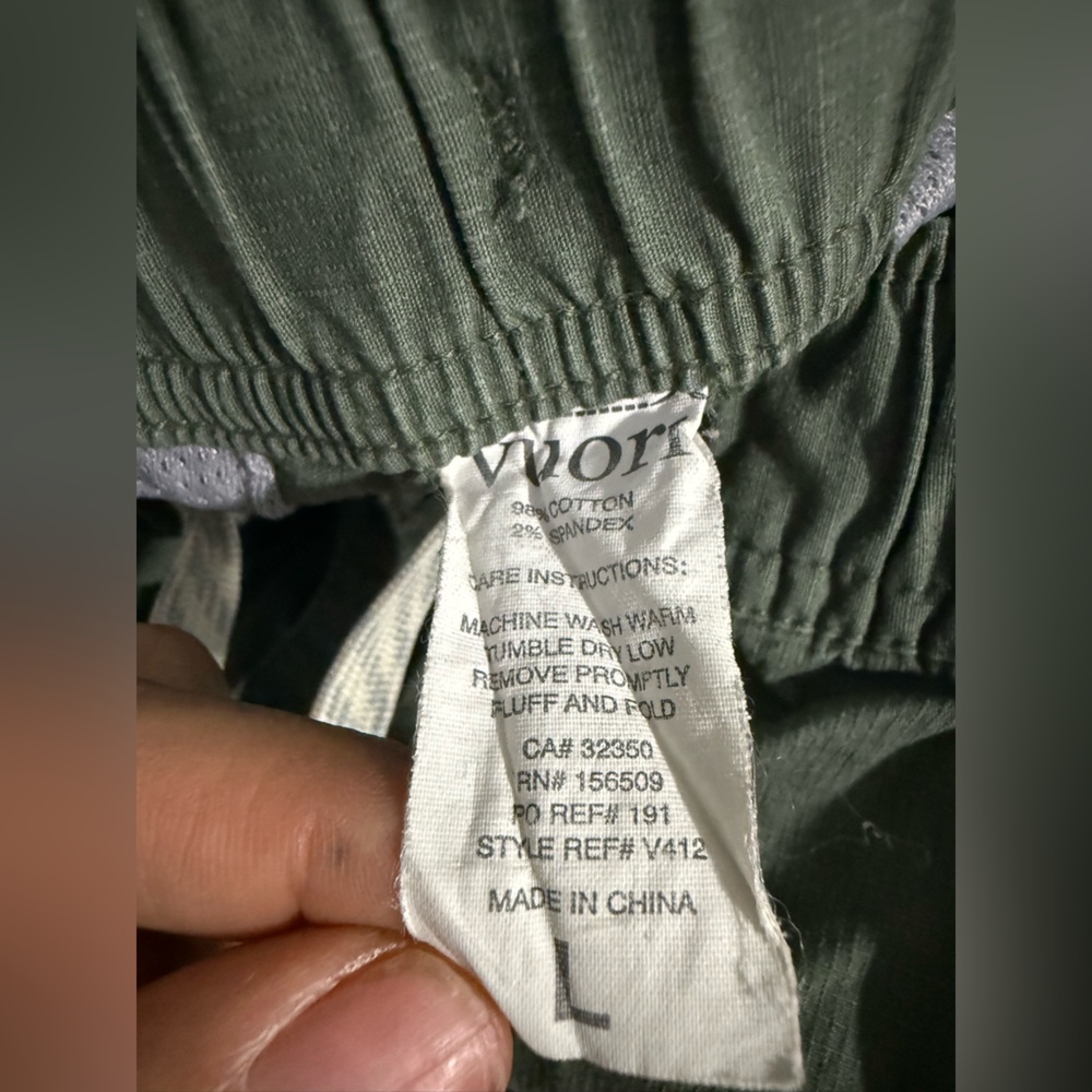 Vuori Men's Green Khakis - Picture 8 of 8